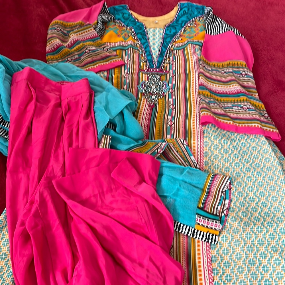 Very pretty dress size medium great for eid EUC